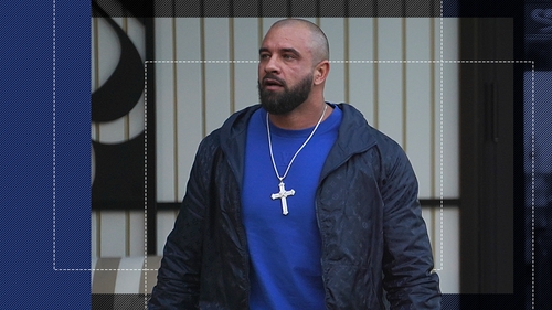 L-au umilit pe Alex Bodi! I-au ”răpit” și dedicațiile! ”Musculosul” a apărut în restaurantul unde petreceau Dan Alexa și Nuredin Beinur & ”frații” lui, dar a avut un șoc!