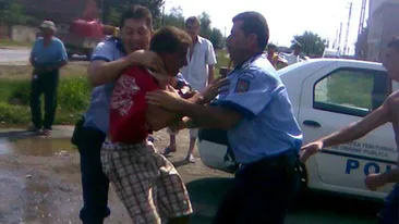 Patru persoane, între care şi un primar, cercetate după ce au lovit cu pumnii doi poliţişti