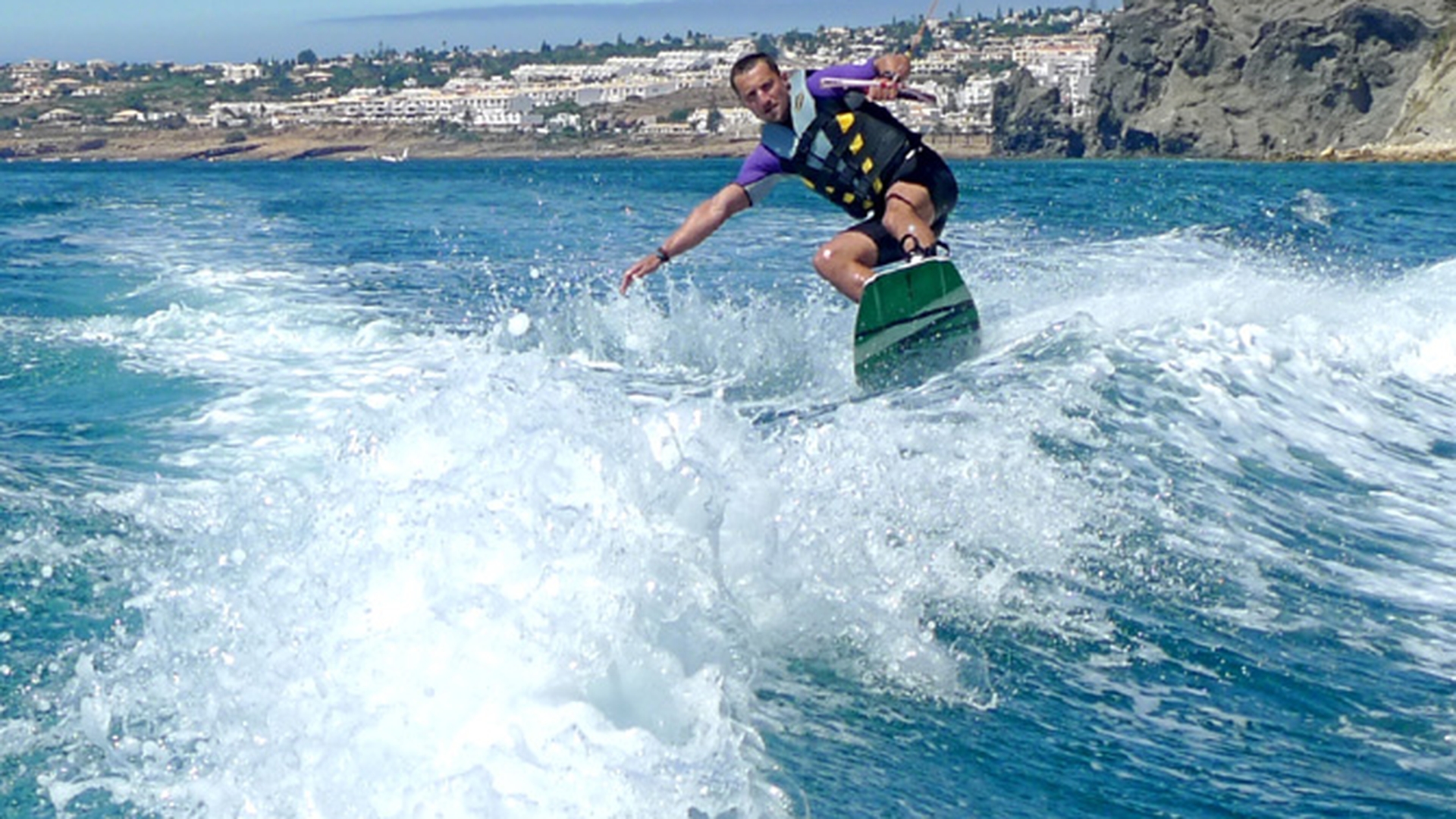 Dani Otil s-a dat cu placa de wake-board de ziua lui