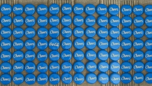 Test IQ | Găsește capacul pe care scrie 'Coca-Cola' din marea de 'Cheers' în sub 10 secunde!
