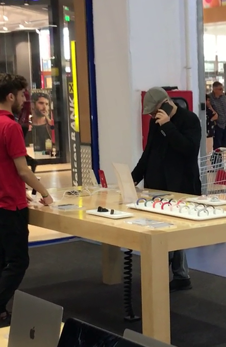 Florin Călinescu verifică oferta unui operator de telefonie mobilă