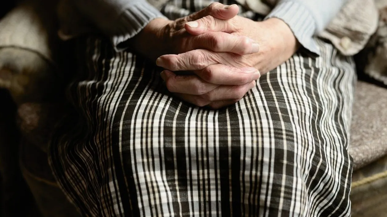 O pensionară din Galați a comandat un telefon de 6.700 de lei. Ce a găsit de fapt femeia în cutie