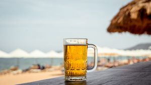 Litoralul românesc s-a umplut de oameni, deși meteorologii au anunțat ploi. Ce preț are un pahar de bere, pe plajă