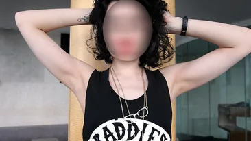 A trebuit sa ii ceara scuze mamei sale dupa ce a pozat in felul asta! S-a fotografiat in genunchi pe podea si toti au vazut-o