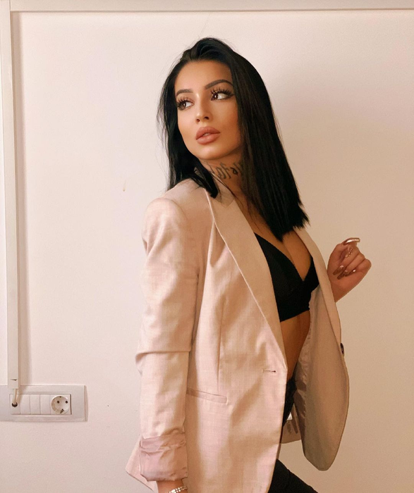 Admiratorii Elenei sunt în extaz ori de câte ori focoasa brunetă postează câte o fotografie