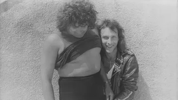 Imaginea asta te va soca! Cristi Minculescu a permis unui barbat sa-l atinga in zona intima! Partenerul a apucat si a tras!