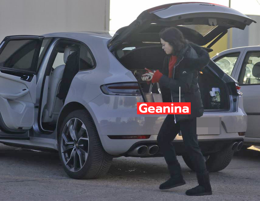 Anca Dumitra, mândră de mașina ei (SURSA FOTO: CANCAN.RO)
