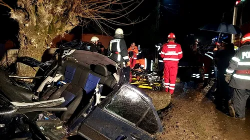 Accident terifiant. Doi tineri au murit după ce mașina lor s-a izbit de un copac și a rămas suspendată