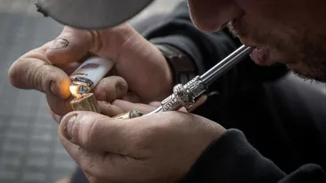 A tăiat o parte din sistemul de frânare pentru a confecționa o pipă pentru cocaină crack, iar iubita i-a murit în accident de mașină