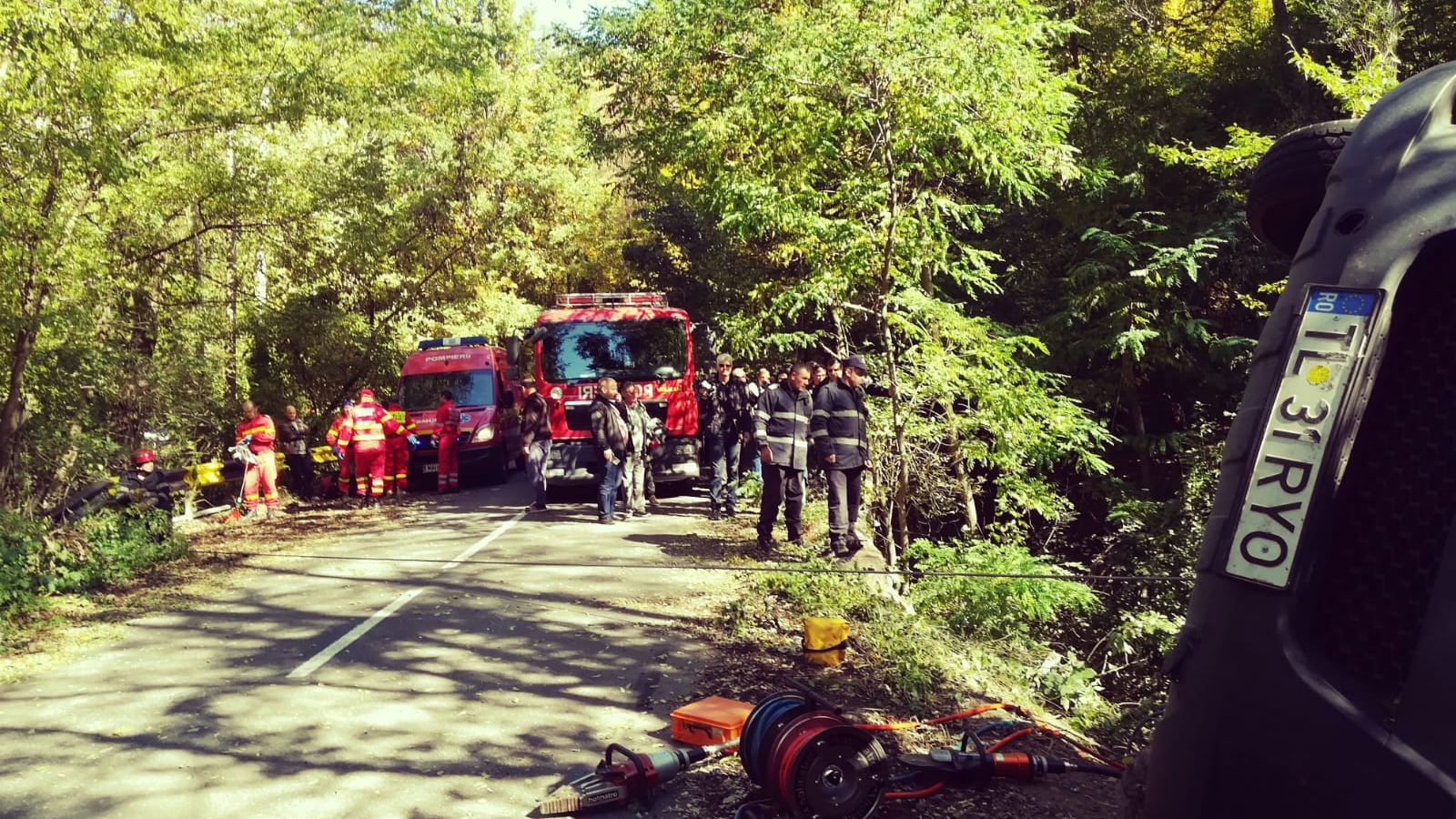 Un microbuz cu 14 pelerini din Tulcea s-a răsturnat într-o pădure! A fost declanșat Planul Roșu de intervenție. Imagini șocante