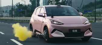 Test extrem pentru un model BYD: Ce s-a întâmplat când cauciucul dreapta-față a explodat la 140 km/h