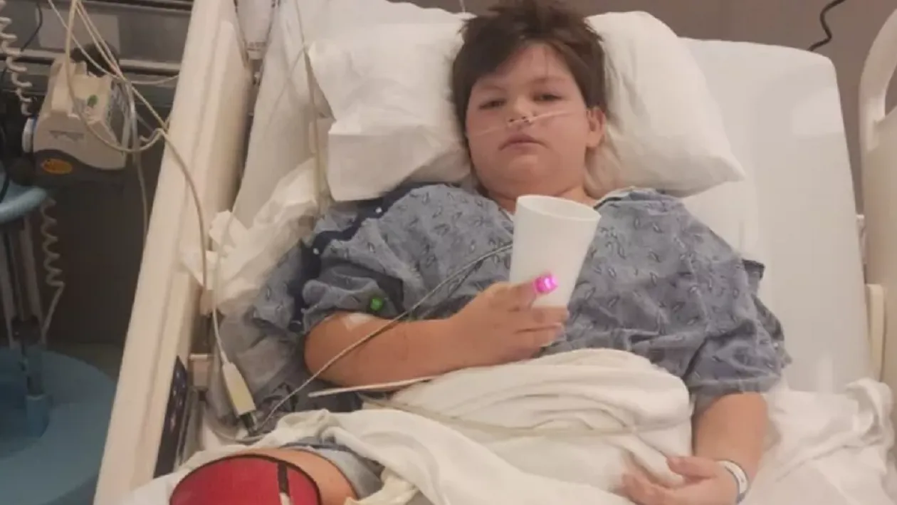 Teddy a fost lovit de mașină în timp ce se plimba cu bicicleta. Familia nu își permite să achite tratamentul, dar el vinde limonadă pentru a face rost de bani