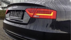 Fix ca-n filmele cu...! Şi-a scos maşina Audi A5 la vânzare pe marginea drumului, iar ce a urmat l-a dus la poliţie