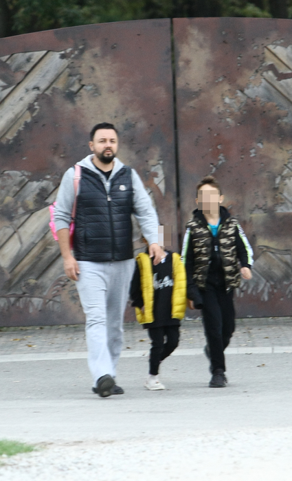 Cătălin Măruță și micuții lui, fără mască, la ieșirea din parcul de aventuri