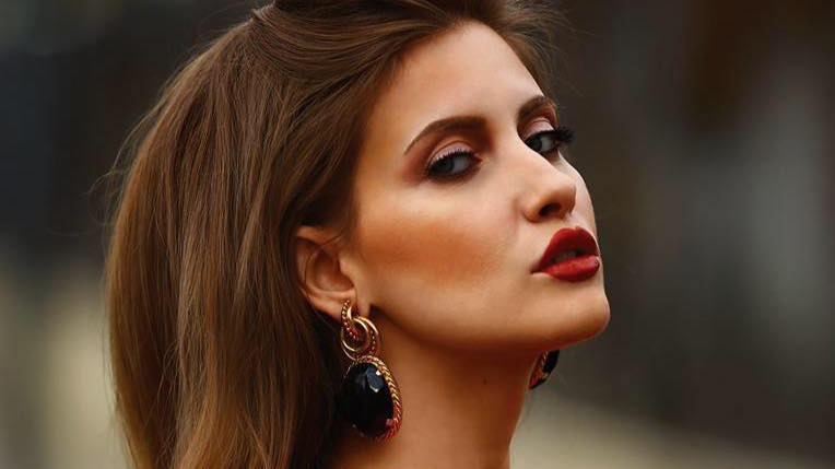 IULIA ALBU, cu găinuşa la vedere! Le-a arătat tuturor ce avea sub rochie