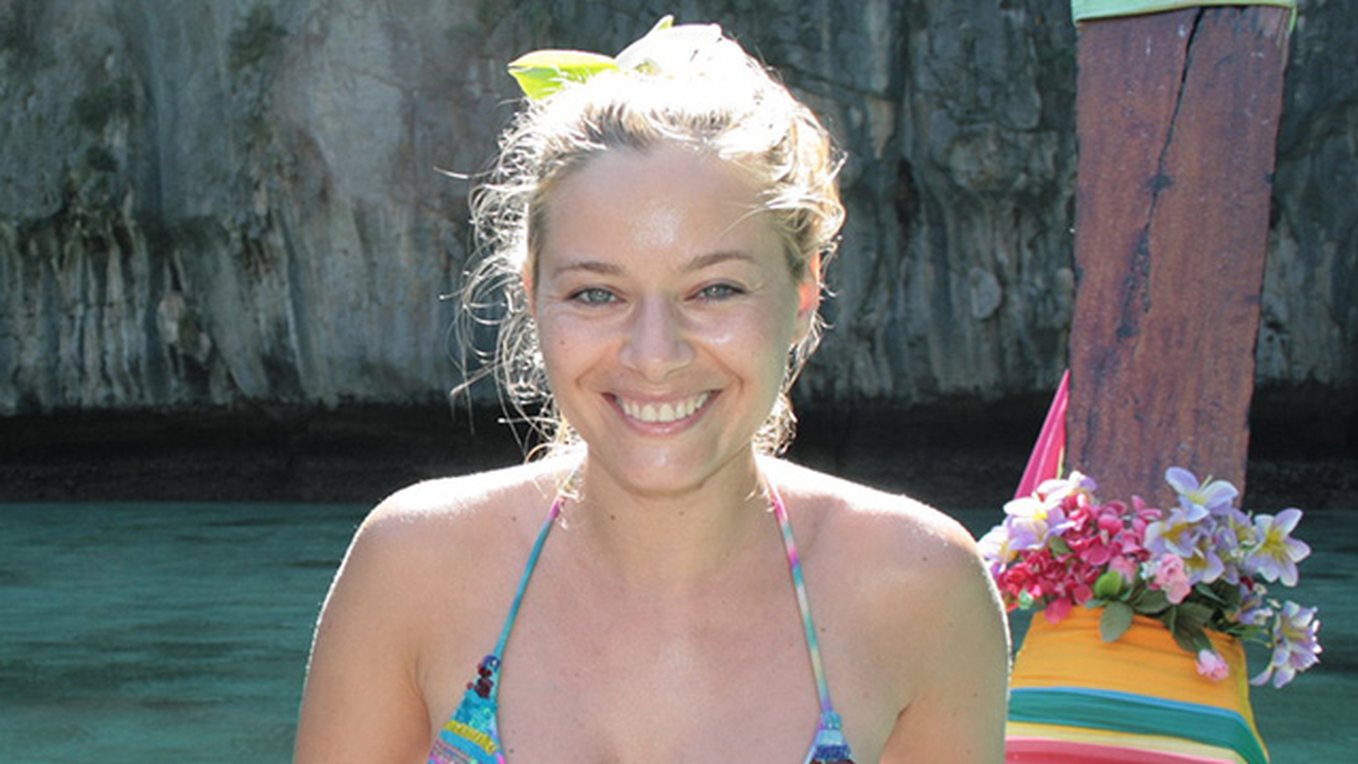 Laura Cosoi, cu sanii la inaintare pe mare! Fotografia a fost realizata in aceasta dimineata: "Am inceput ziua cu o plimbare"