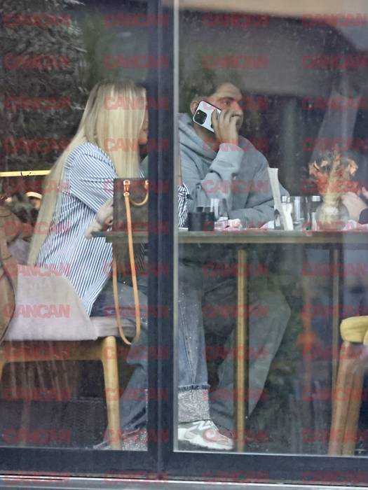 Bisoi vorbește la telefon