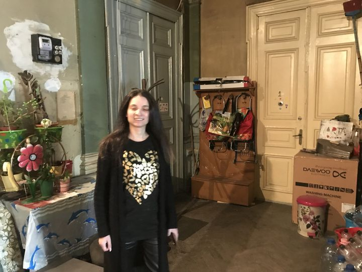 Ana Maria, în locuința ei, înainte de a câștiga "Românii au talent"