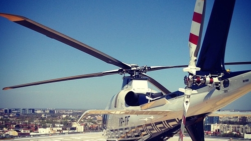 Primul elicopter care a aterizat pe Sky Tower a venit de la Bacau! Afla ce milionar a "parcat" pe cea mai inalta cladire din tara!