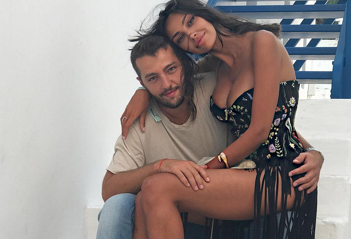 Mădălina Ghenea s-a fotografiat în ipostaze sexy. S-a aşezat în apă, iar decolteul i-a…