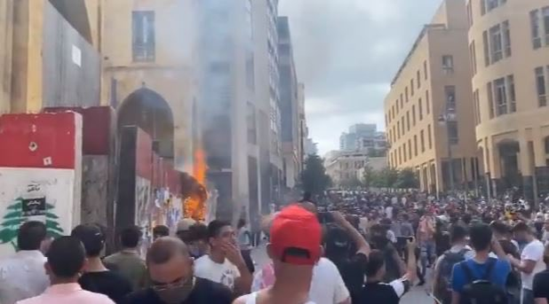 FOTO&VIDEO. Străzile din Beirut ard la propriu. Oamenii strigă „Revoluție, revoluție!” în timp ce autoritățile acționează cu gaz lacrimogen