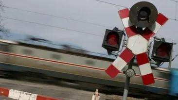 Un tren de marfă a deraiat. Cel puţin 10 oameni au fost răniţi