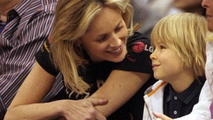 Sharon Stone si-a luat rolul de mama in serios