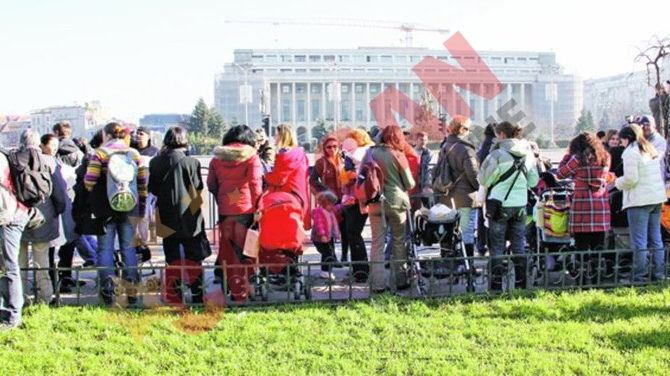 Mamicile, cu pruncii in fata Guvernului