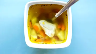 Ce sunt, de fapt, cuburile-concentrat pentru supă și de ce mulți experți spun că sunt nesănătoase