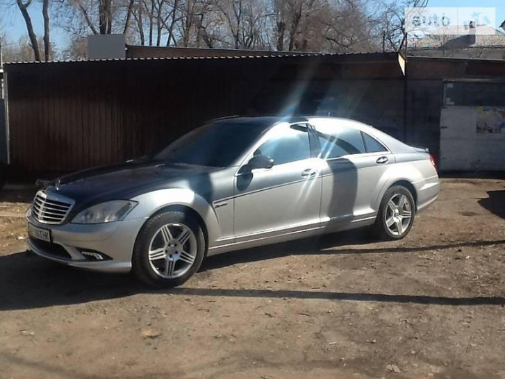 Cum şi-a TĂIAT Mercedesul ca să semene cu cea mai tare limuzină nemţească! Imagini uimitoare dintr-un garaj dărăpănat!