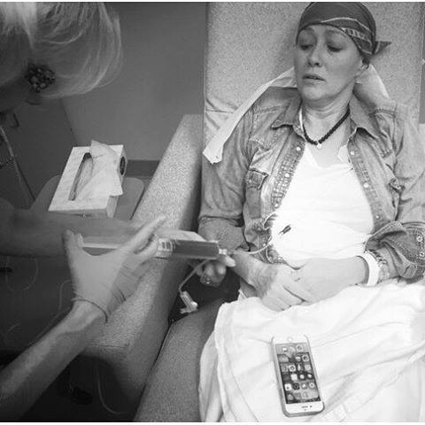 O actriţă celebră, bolnavă de cancer, a postat fotografii de pe patul de spital: ,,Aşa arată cancerul’’