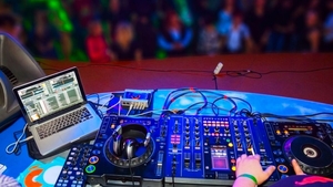 Un celebru DJ cunoscut pentru un hit din anii '90 a murit la 61 de ani. Cauza decesului este încă investigată