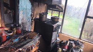 O bătrână a vrut să-și facă de mâncare, dar a dat foc la casă. Fiica ei a suferit arsuri grave