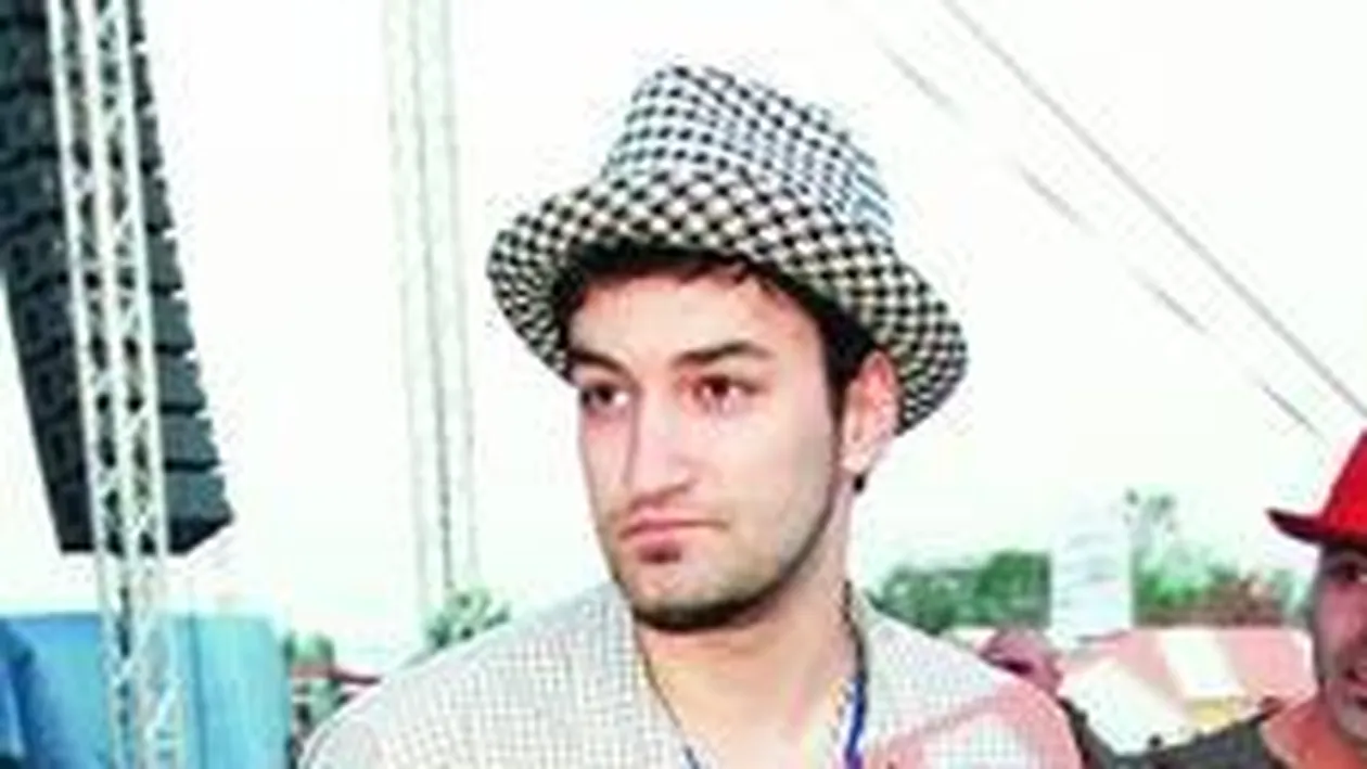 Smiley scos din programul trupei Simplu