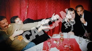 Imaginea suferintei lui Florin Calinescu! Vezi o fotografie de colectie cu el innecandu-si amarul intr-un pahar de vin cu Nelu Ploiesteanu cantandu-i melodii de jale