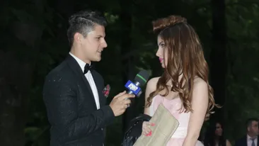 Are doar 14 ani! Uite-o pe nepoata Oanei Roman, la nunta! Machiata, imbracata in rochie scurta si cocotata pe tocuri de 15..