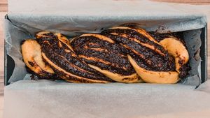 Cum coci corect cozonacii în cuptorul electric. Setarea care îi rumenește uniform