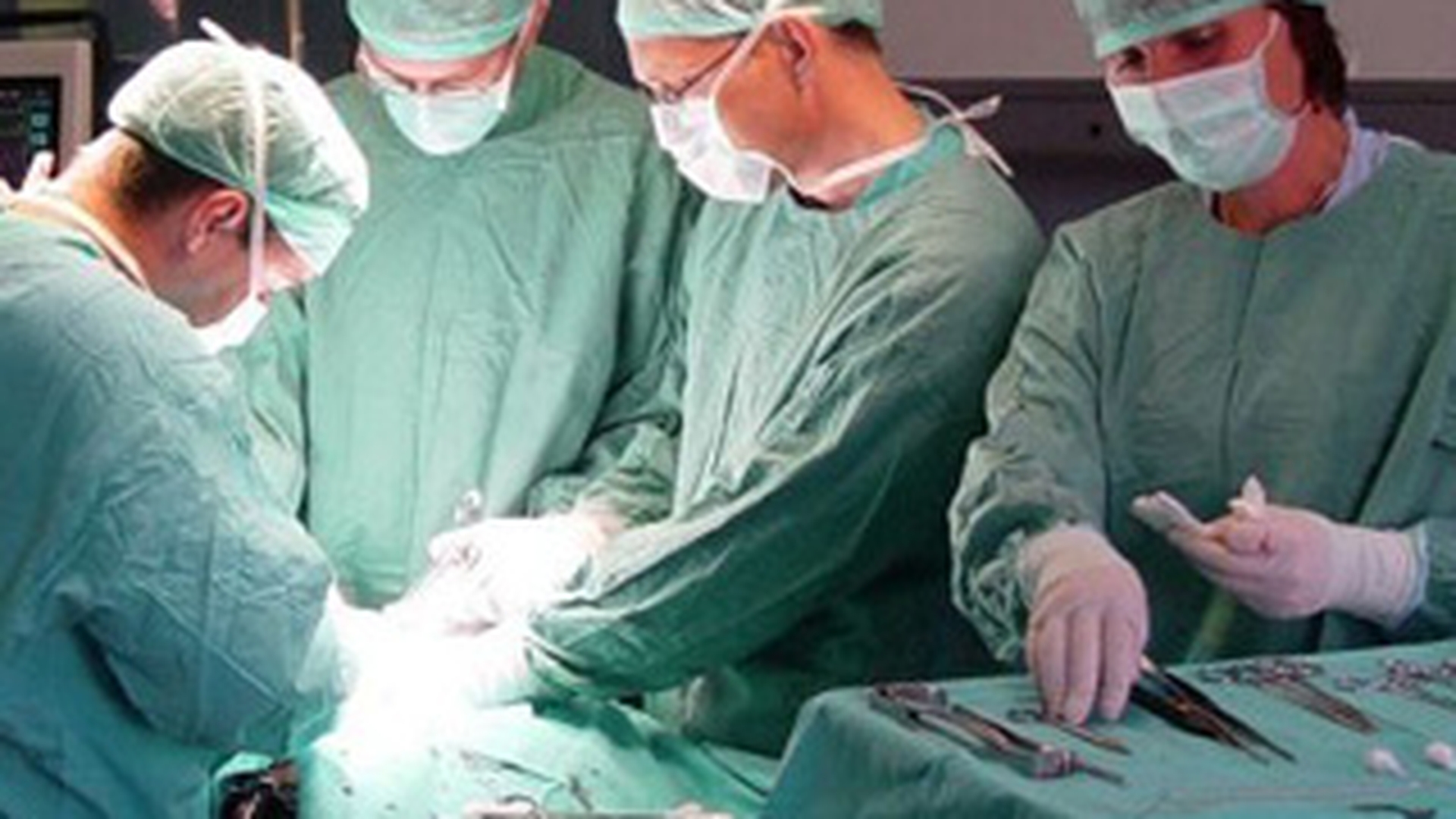 Un tanar a murit, iar altul a ajuns la spital dupa ce au fost injunghiati de un barbat in timp ce se intorceau de la discoteca!
