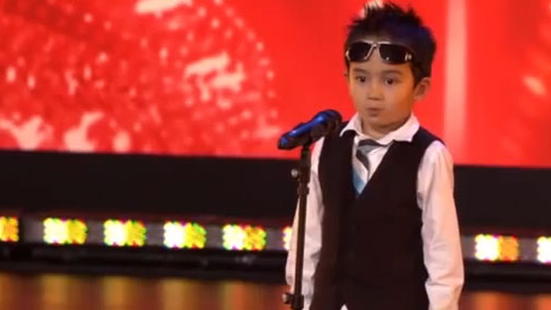 O sa ramai cu gura cascata cand il vezi pe un pusti de 4 ani cum danseaza Gangnam Style! I-a dat gata pe juratii de la un concurs