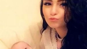 Această tânără de doar 19 ani a fost găsită fără suflare pe canapea, lângă bebelușul ei de doar cinci luni