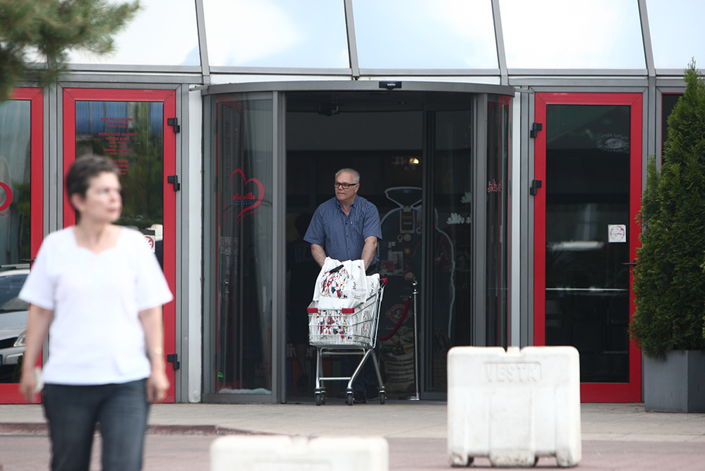 Şoferul lui Comănescu iese încărcat din supermarket