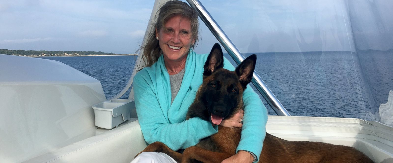 EMOŢIONANT! Un câine a înotat 10 kilometri şi a mers alţi 20 pentru a se întoarce la stăpânii săi