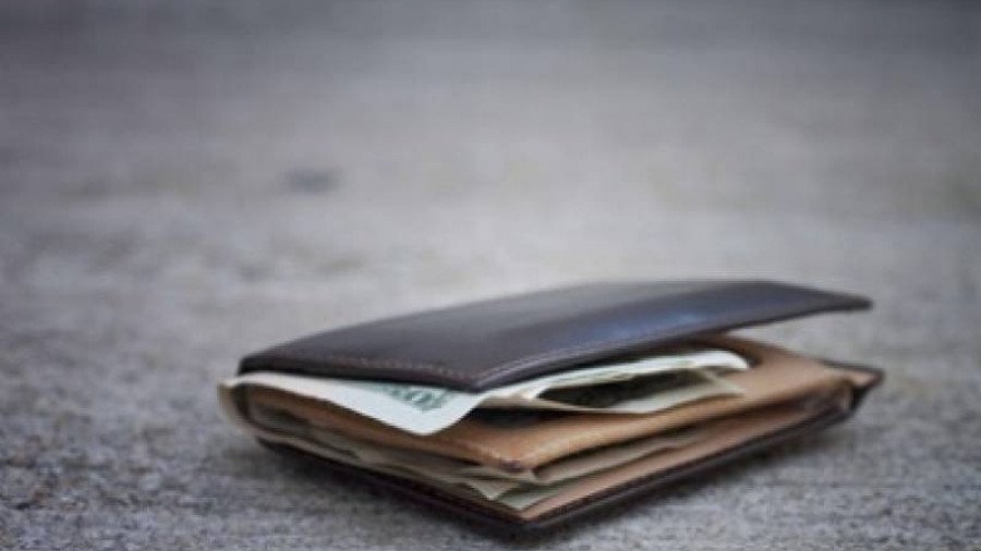 Poveste fabuloasă la Iași. Ce a făcut o vânzătoare de ziare care a găsit 20.000 de euro pe stradă