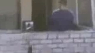 VIDEO Prost sa fii, noroc sa ai! Un tanar s-a imbatat atat de rau, incat cea mai mare distractie a lui a fost sa se arunce de la balcon