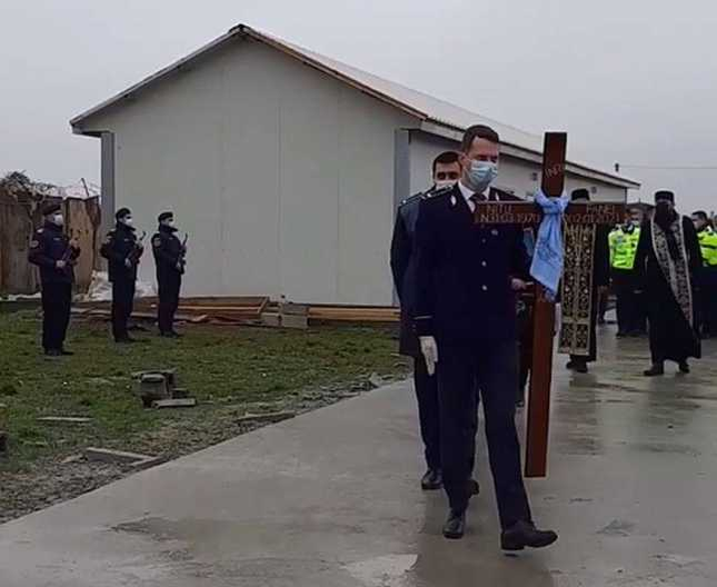 Polițistul Fănel Nițu, înmormântat cu onoruri militare. Omagiul copleșitor adus de colegii săi în momentul în care sicriul era coborât în groapă | VIDEO