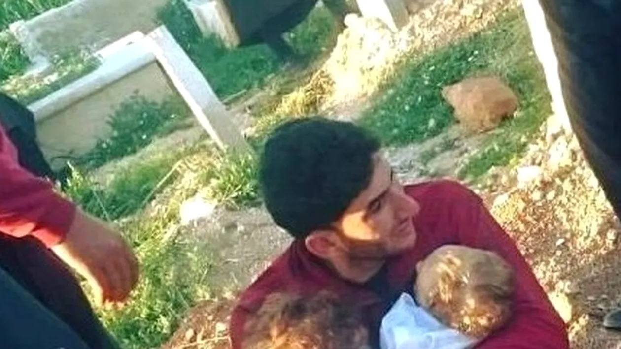 Imagini sfâşietoare! Un tată îndurerat îşi jeleşte gemenii morţi într-un atac chimic din Siria