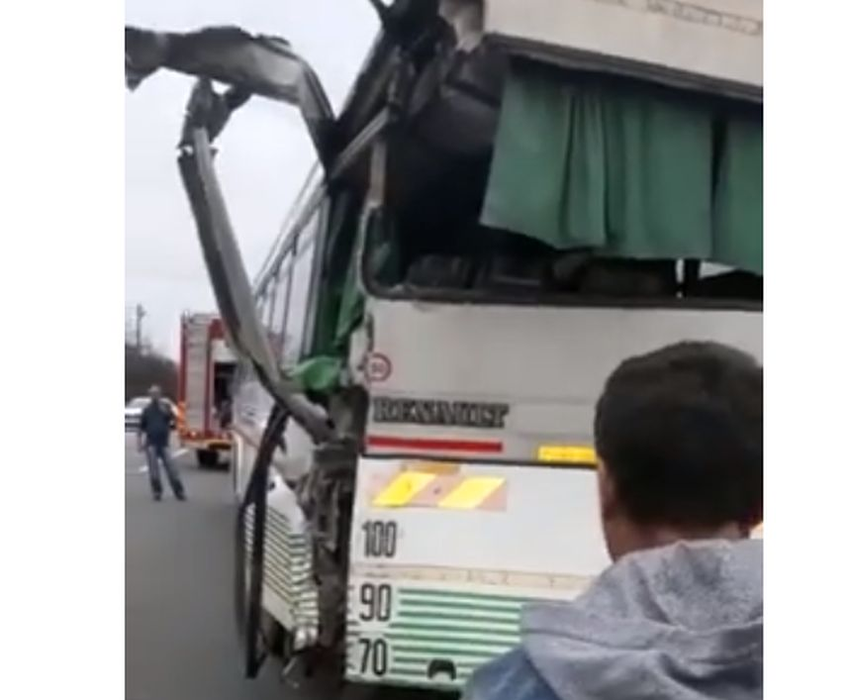 Accident violent în Gorj, după ce două autocare pline cu muncitori s-au ciocnit. Sunt mai multe victime