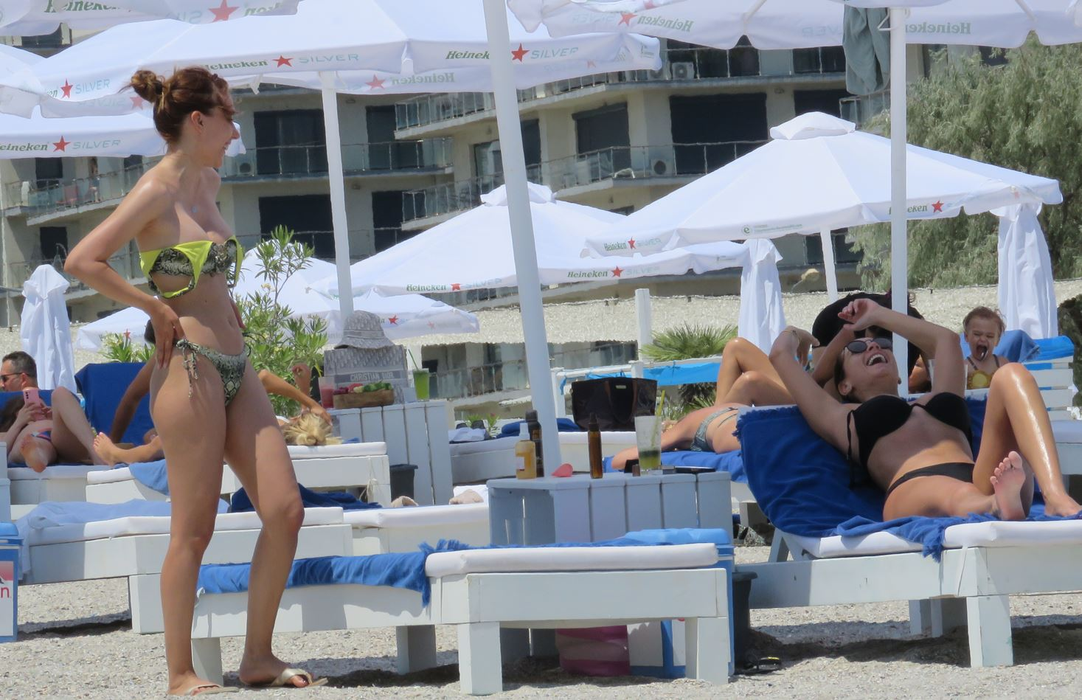 Iuliana Luciu a ridicat și mai mult temperatura de pe plajă  (Foto: CANCAN.RO)