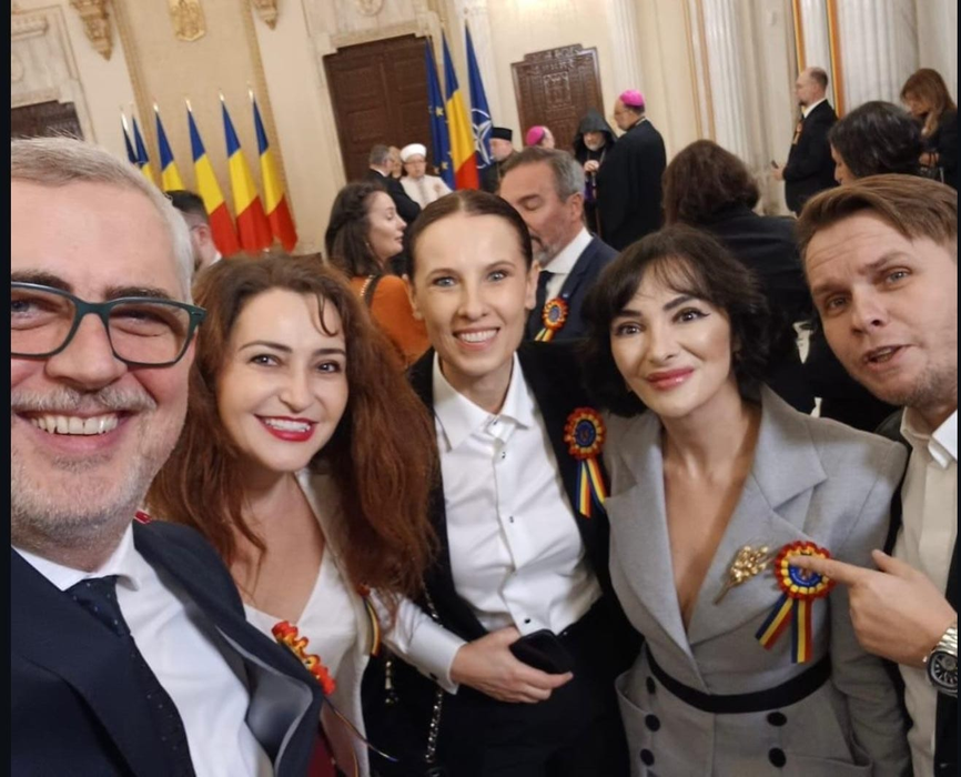 Vedeta care a furat privirile la Cotroceni, de 1 Decembrie. S-a pozat cu președintele, dar toată lumea era atentă la … picioarele ei!