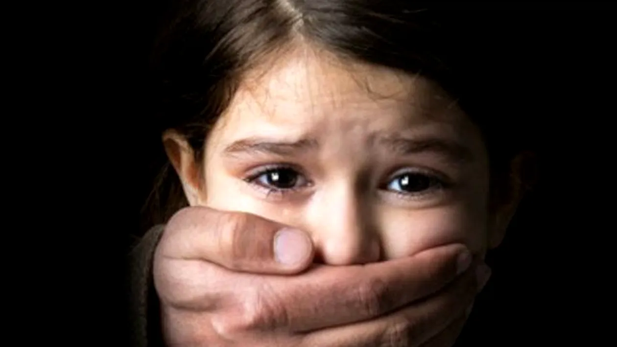 Pedofilii care au răpit și violat o fetiță de 10 ani au fost puși în libertate de către procurori